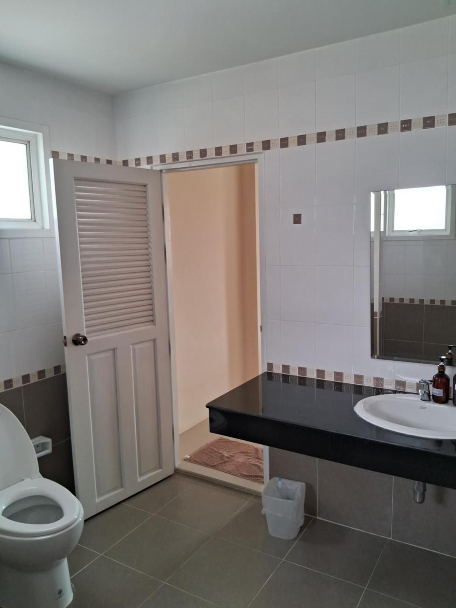 เคทู เกสเฮาส์ Hotel Chonburi Ngoại thất bức ảnh